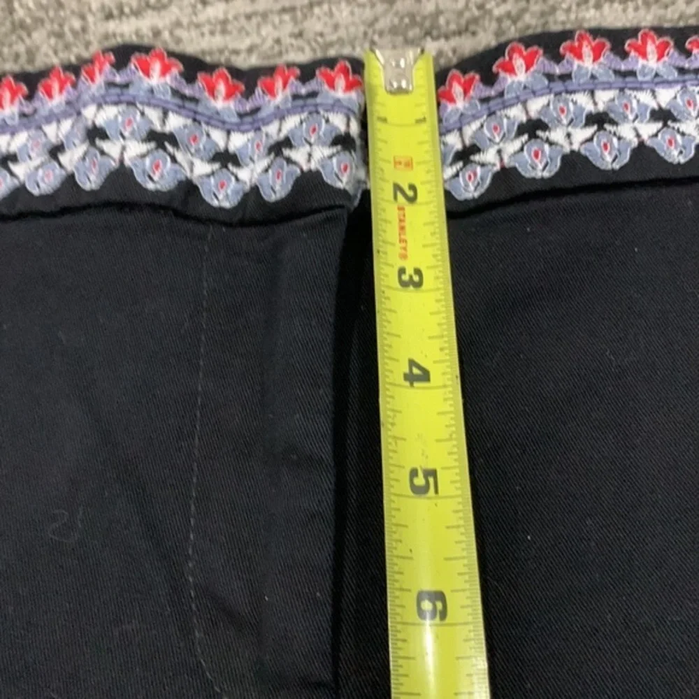 LOFT Shorts Womens Size 4 Black Blue and‎ Red Floral Hem